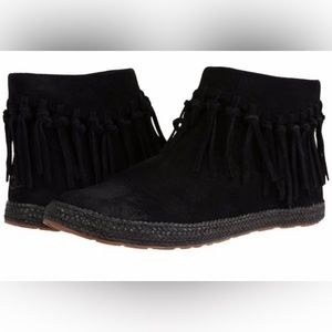 UGG 😍 Black suede fringe, flat ankle bootie